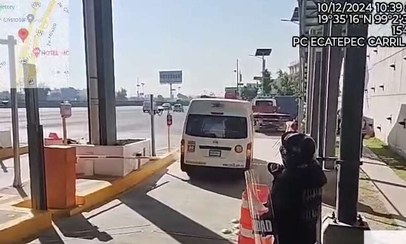 VIDEO. Sistema de ponchallantas detiene combi que evadió peaje en la México-Pachuca